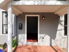 2202 East Side Dr in Austin, TX - Building Photo - Building Photo