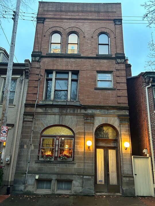 1217 Resaca Pl in Pittsburgh, PA - Building Photo