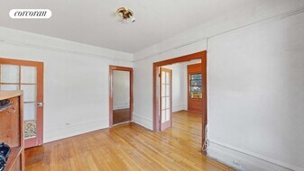 31-04 32nd St in Queens, NY - Building Photo