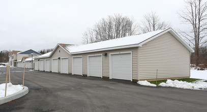 Locust View in Selkirk, NY - Foto de edificio - Building Photo