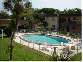 Le Mans Apartments in St. Petersburg, FL - Building Photo