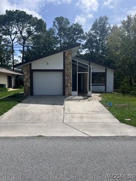100 Chinaberry Cir in Homosassa, FL - Building Photo