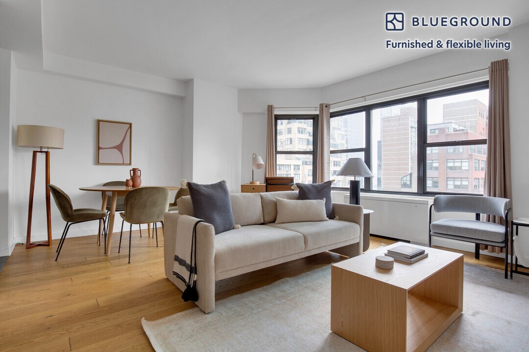 279 E 44th St in New York, NY - Building Photo