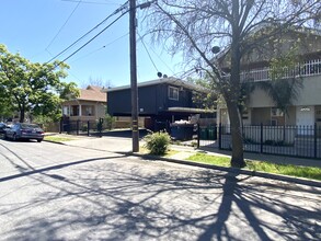 1326 E Lindsay St in Stockton, CA - Building Photo - Building Photo