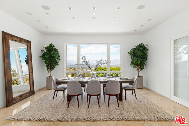 14435 Mulholland Dr in Los Angeles, CA - Building Photo - Building Photo