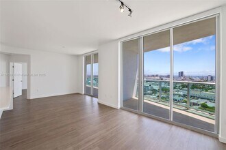 1500 Bay Rd in Miami Beach, FL - Building Photo - Building Photo