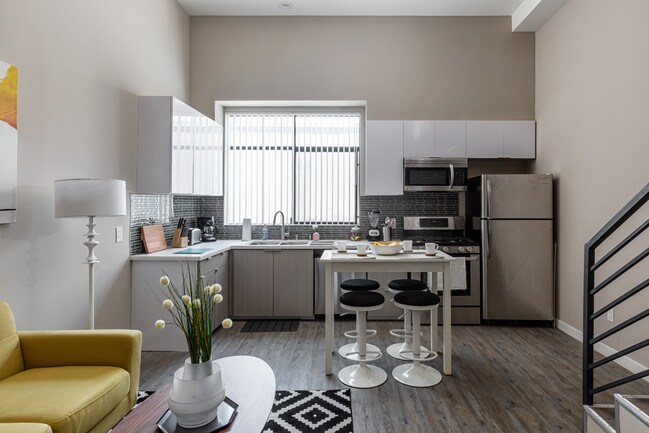 The Lofts on Lillian Way in Los Angeles, CA - Building Photo - Building Photo