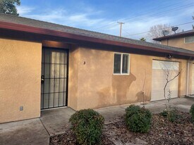 1067 South St in Redding, CA - Building Photo