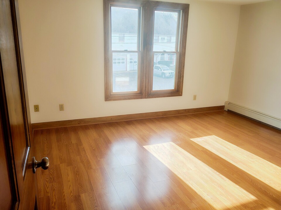 40 Beaver Brook Rd, Unit #3 in Danbury, CT - Foto de edificio