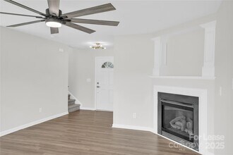 12915 Deaton Hill Dr in Charlotte, NC - Foto de edificio - Building Photo