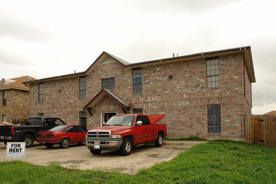 7584 Windsor Oaks in San Antonio, TX - Building Photo