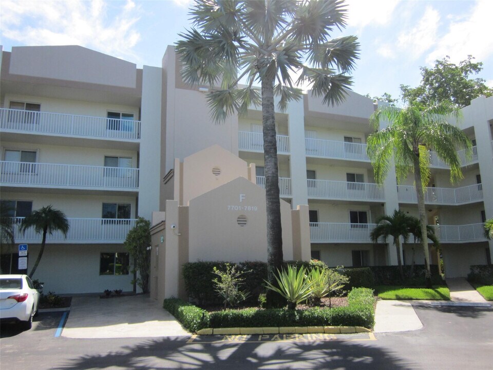 7719 Trent Dr in Tamarac, FL - Building Photo