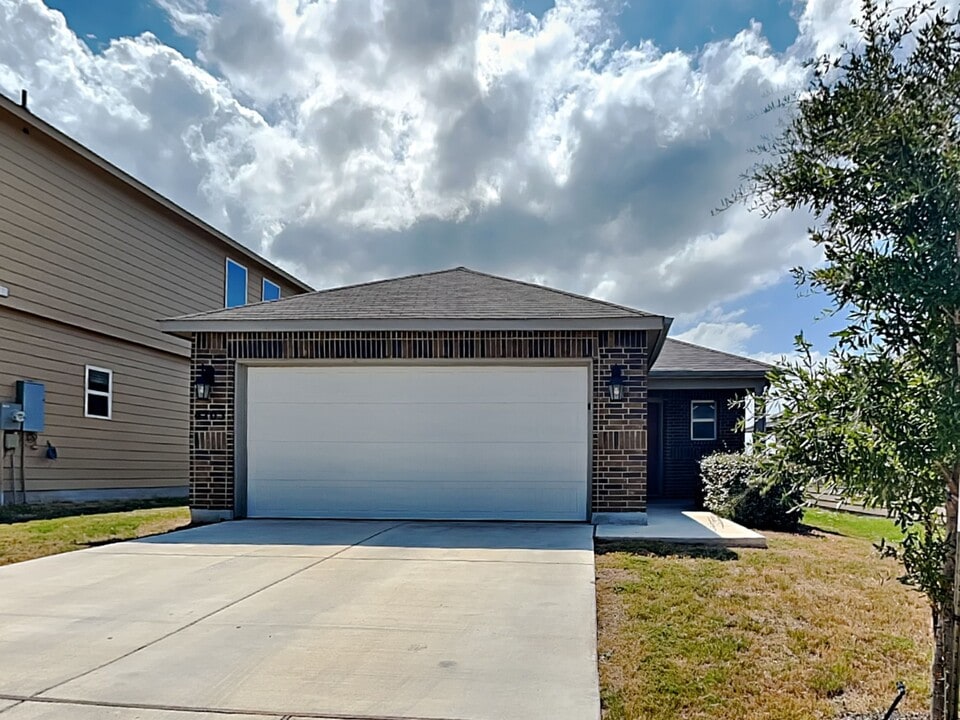 4203 Asher Alley in Saint Hedwig, TX - Foto de edificio