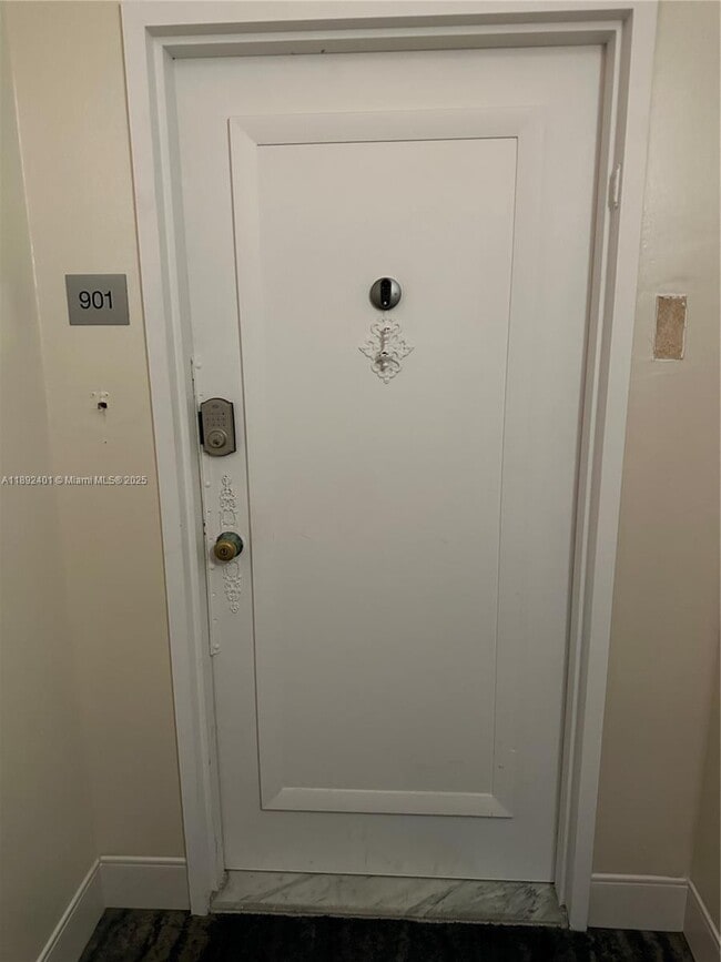 18021 Biscayne Blvd in Aventura, FL - Building Photo - Building Photo