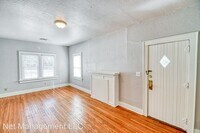 302 S Flood Ave photo'