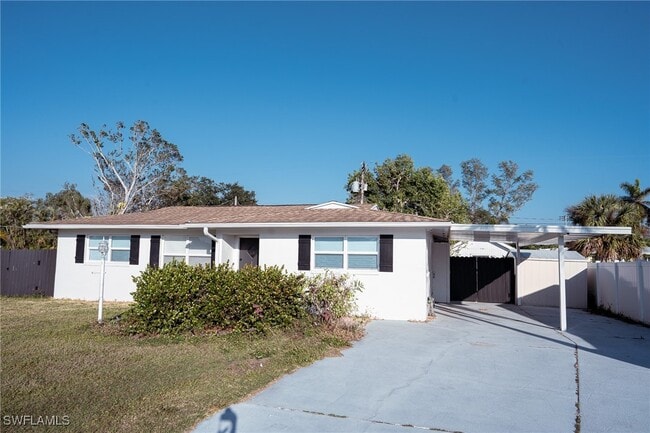 6671 Fiesta Way in Ft. Myers, FL - Building Photo - Building Photo