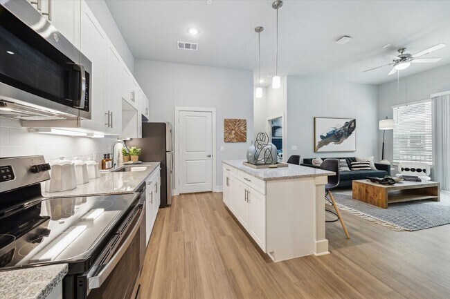 1206 Wilson Rd in Conroe, TX - Foto de edificio - Building Photo