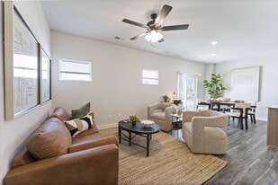 Barry West Townhomes in Kansas City, MO - Building Photo