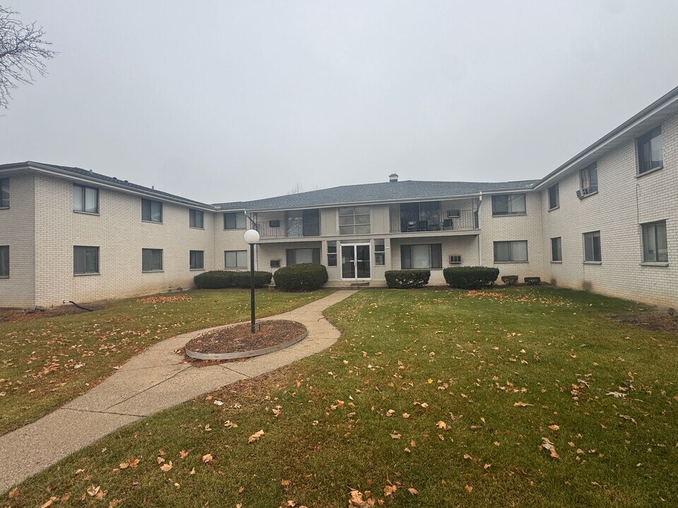 3810 S 84th St in Milwaukee, WI - Foto de edificio