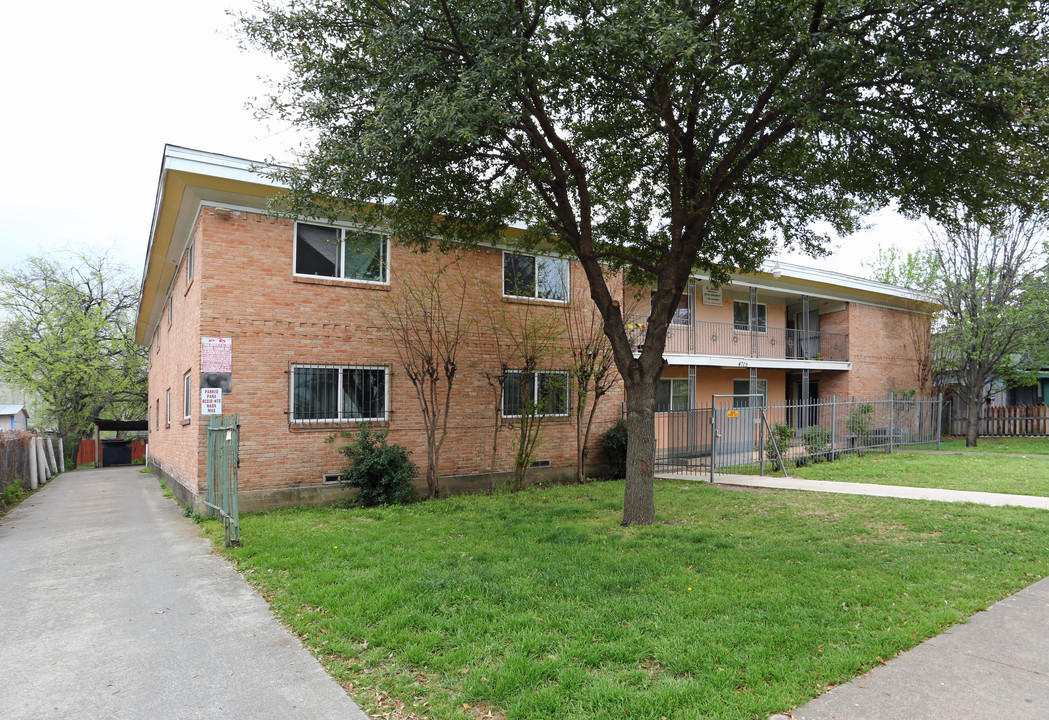 St. Charles Apartments in Dallas, TX - Building Photo