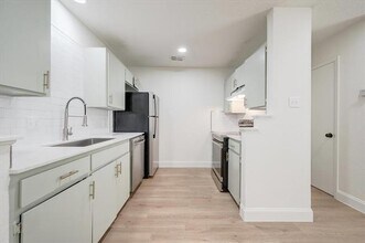 805 W Chambers St in Cleburne, TX - Building Photo - Building Photo