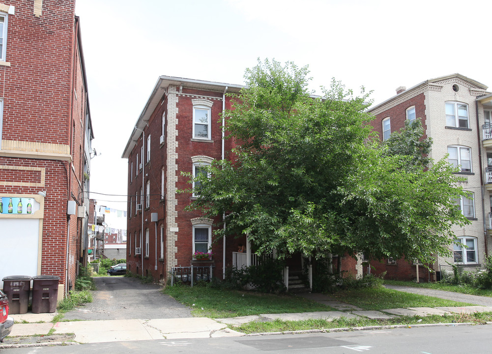 109 Grove St in New Britain, CT - Building Photo