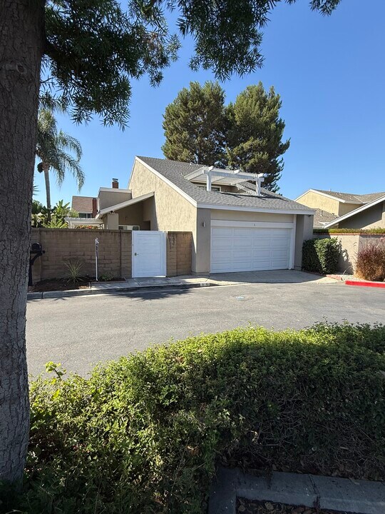 6 Leda in Irvine, CA - Building Photo