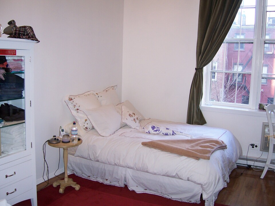 221 W 14th St in New York, NY - Building Photo