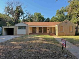 2412 Dartmouth St in Wichita Falls, TX - Building Photo