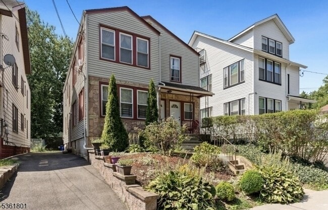 202 Oxford St, Unit 1 in Orange, NJ - Building Photo - Building Photo