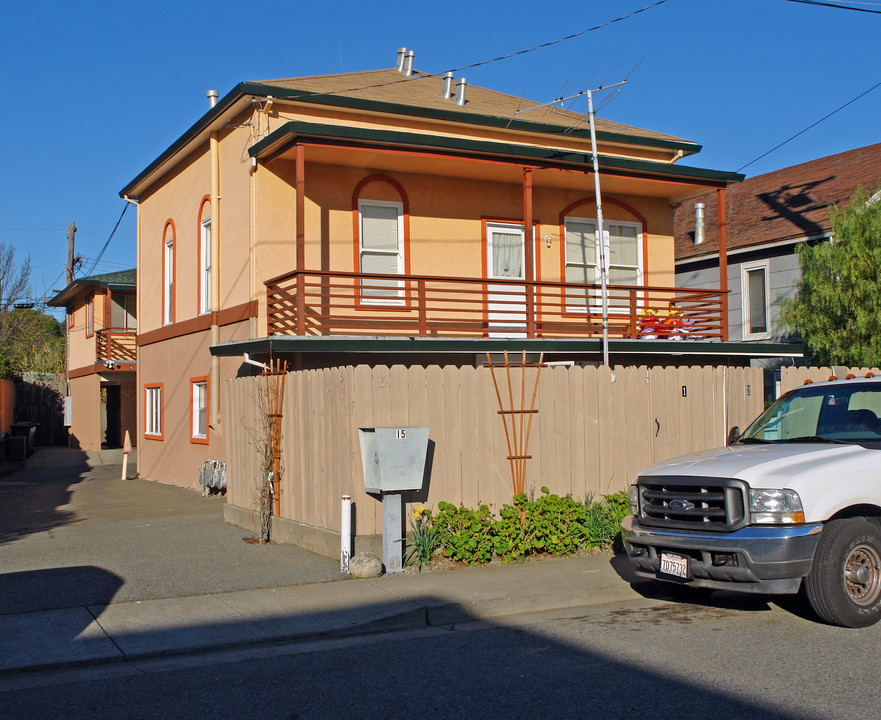 15 Mariposa Rd in San Rafael, CA - Building Photo