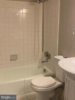 8326 Glastonbury Ct in Annandale, VA - Building Photo