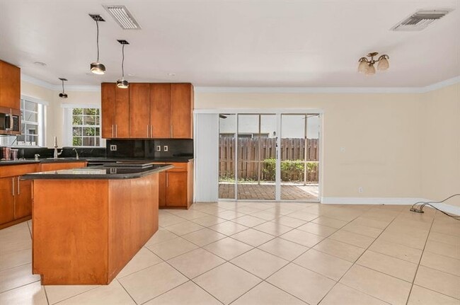 5486 NW 44th Way in Coconut Creek, FL - Foto de edificio - Building Photo