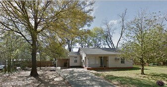 216 Hayter St in Nacogdoches, TX - Building Photo