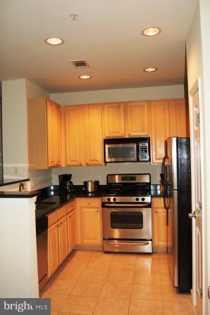 2465 Army Navy Dr in Arlington, VA - Building Photo - Building Photo