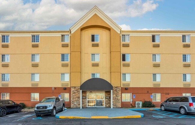 Furnished Studio-Wilkes-Barre - Hwy. 315 in Wilkes-Barre, PA - Foto de edificio - Building Photo