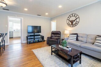 1803 Oak Tree Ln in Arlington, TX - Building Photo - Building Photo