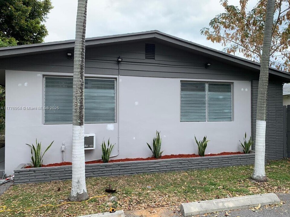 13797 Highland Dr in North Miami Beach, FL - Building Photo