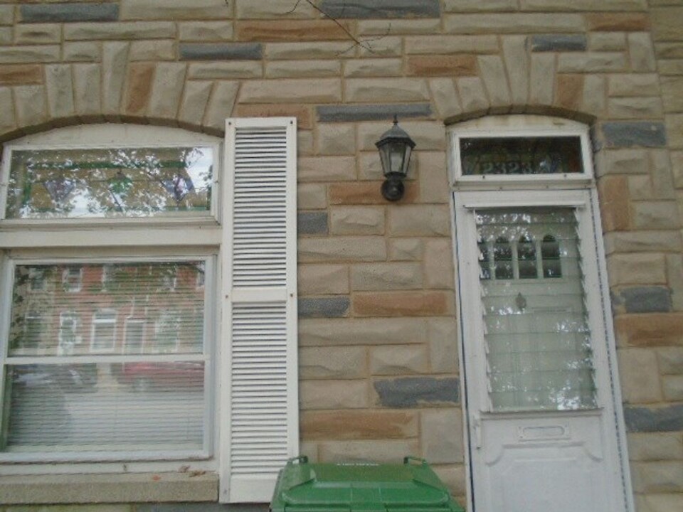 2323 Fleet St in Baltimore, MD - Foto de edificio