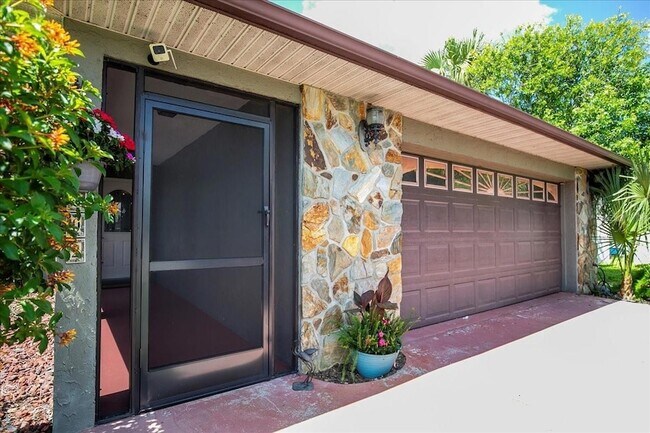 1302 Georgetowne Cir in Sarasota, FL - Building Photo - Building Photo
