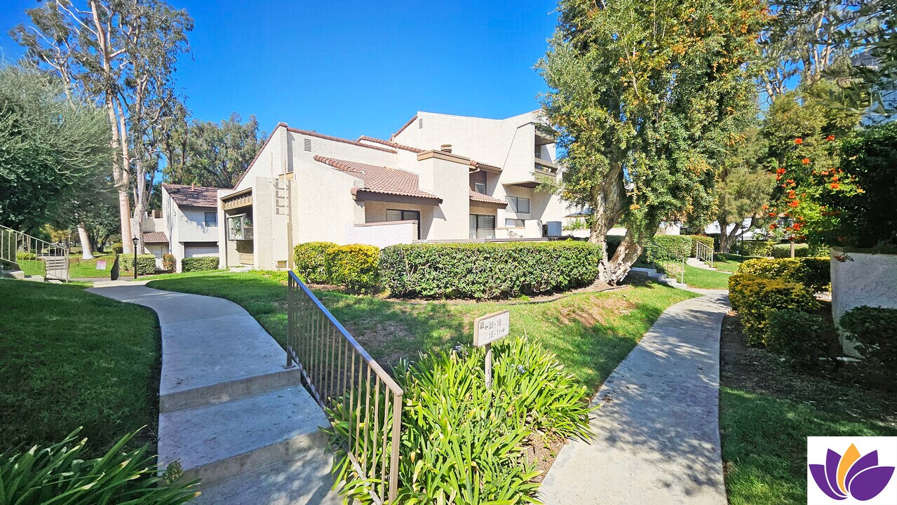5800 Owensmouth Ave, Unit #13 in Woodland Hills, CA - Building Photo