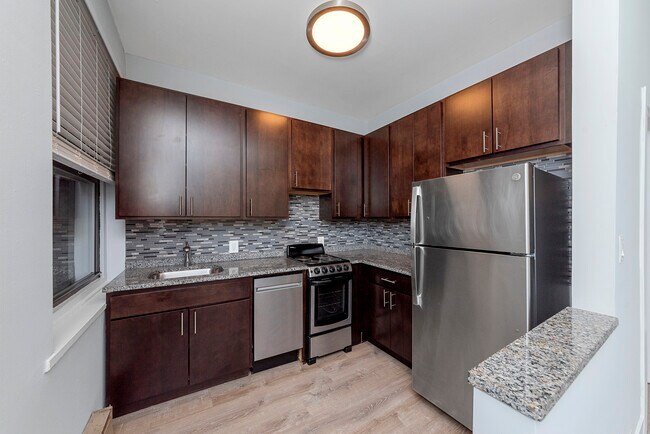 645 W Barry Ave, Unit 103 in Chicago, IL - Building Photo - Building Photo
