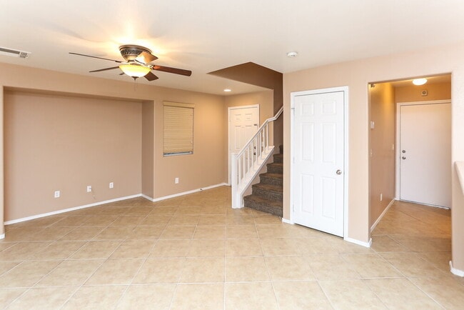 8204 W Wildwood Glen Dr in Las Vegas, NV - Foto de edificio - Building Photo