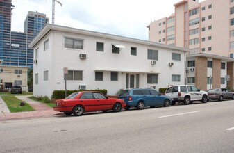 6877 Abbott Ave in Miami Beach, FL - Foto de edificio - Building Photo