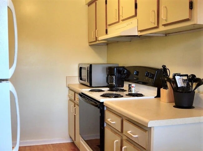 Fisherman's Landing in Norfolk, VA - Foto de edificio - Building Photo