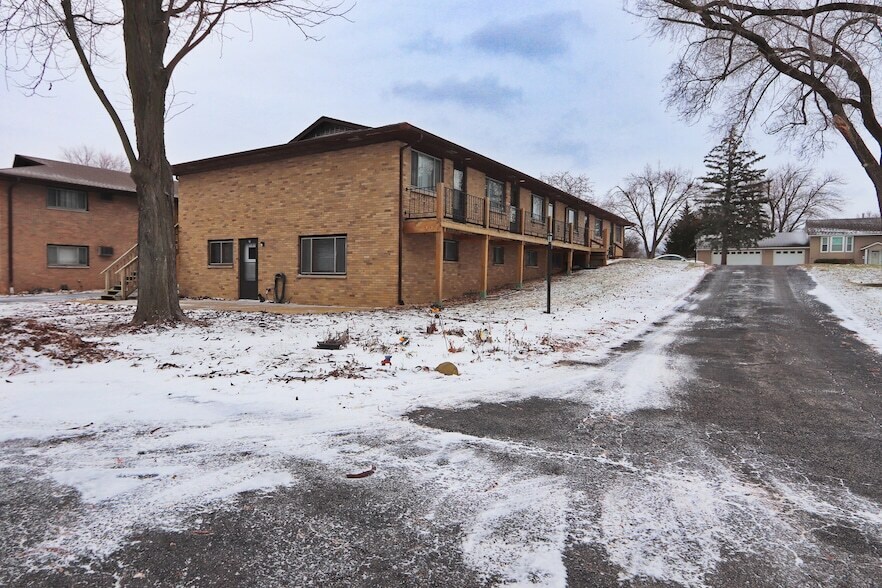 322 Maple Dr, Unit 7 in Morris, IL - Building Photo