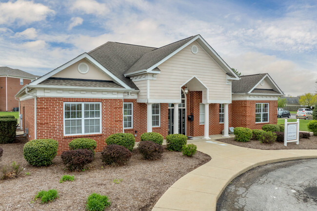 Charleston Pointe Apartments in Charleston, IL - Building Photo - Building Photo