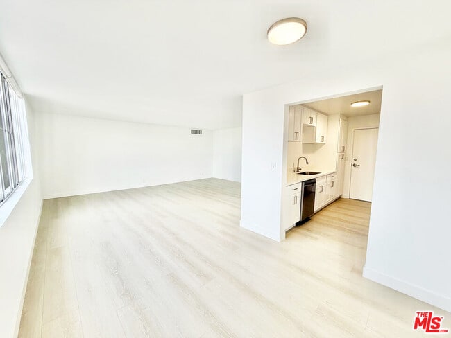 468 S Roxbury Dr in Beverly Hills, CA - Foto de edificio - Building Photo