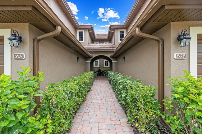 6669 Alden Woods Cir in Naples, FL - Foto de edificio - Building Photo