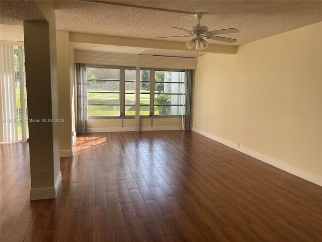 9401 Evergreen Pl in Davie, FL - Building Photo - Building Photo